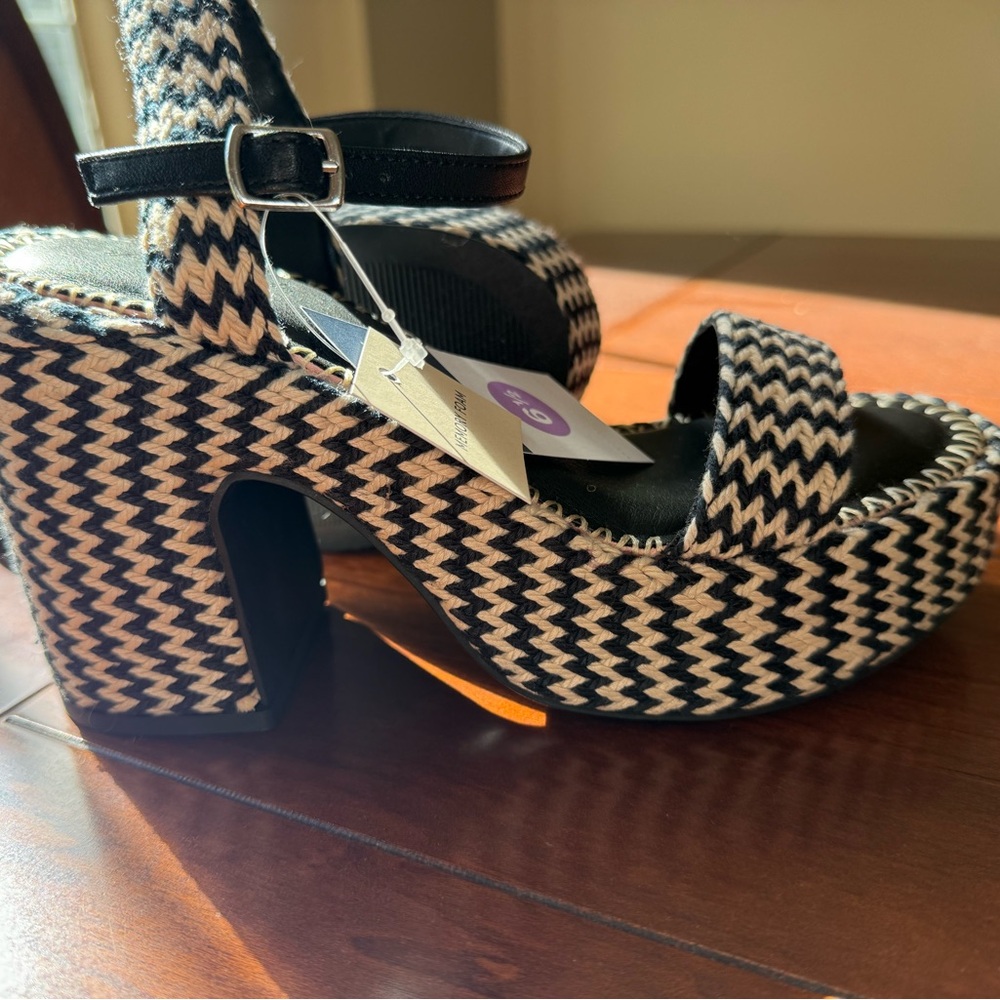 Universal Thread Zigzag Platform Sandals